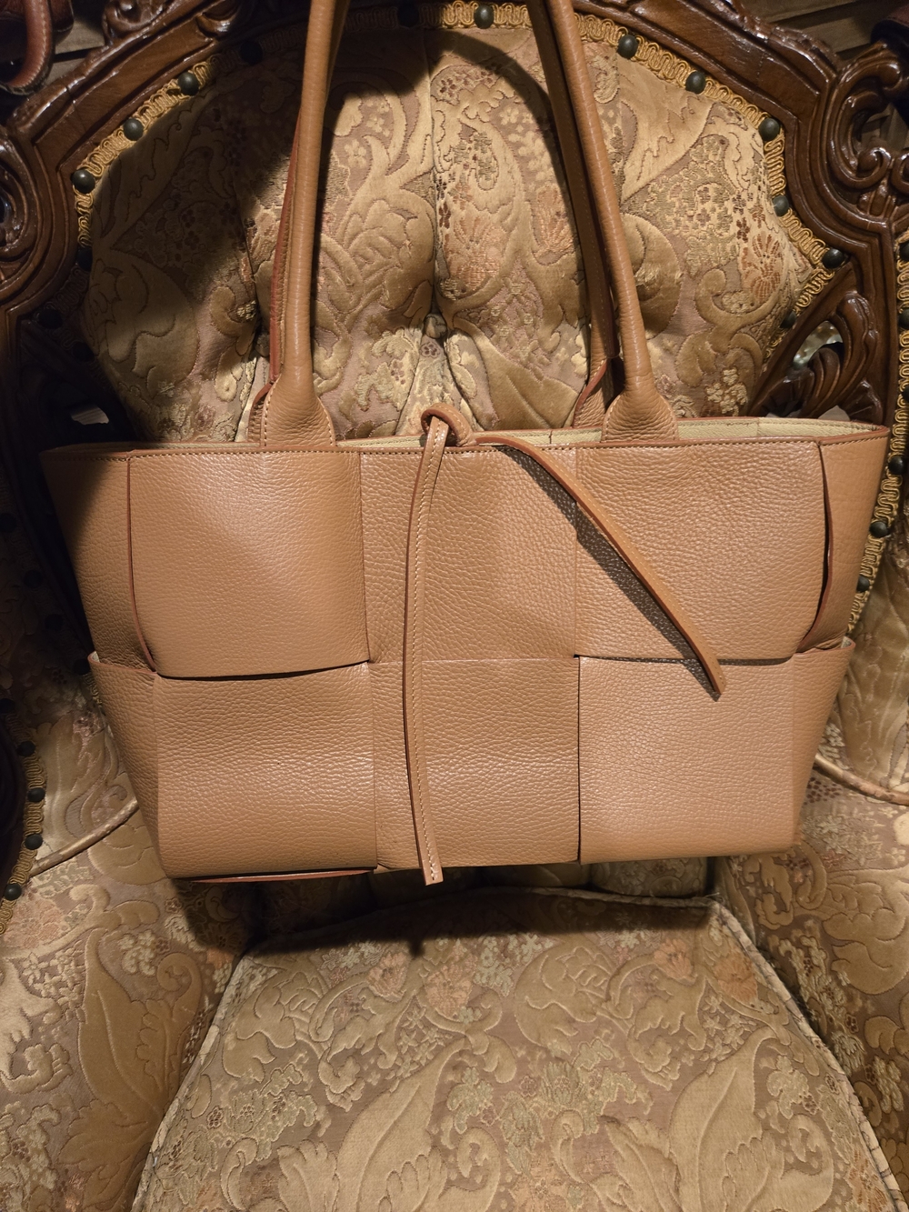 Women's Large Woven Leather Tote Handbag in Tan. GUC